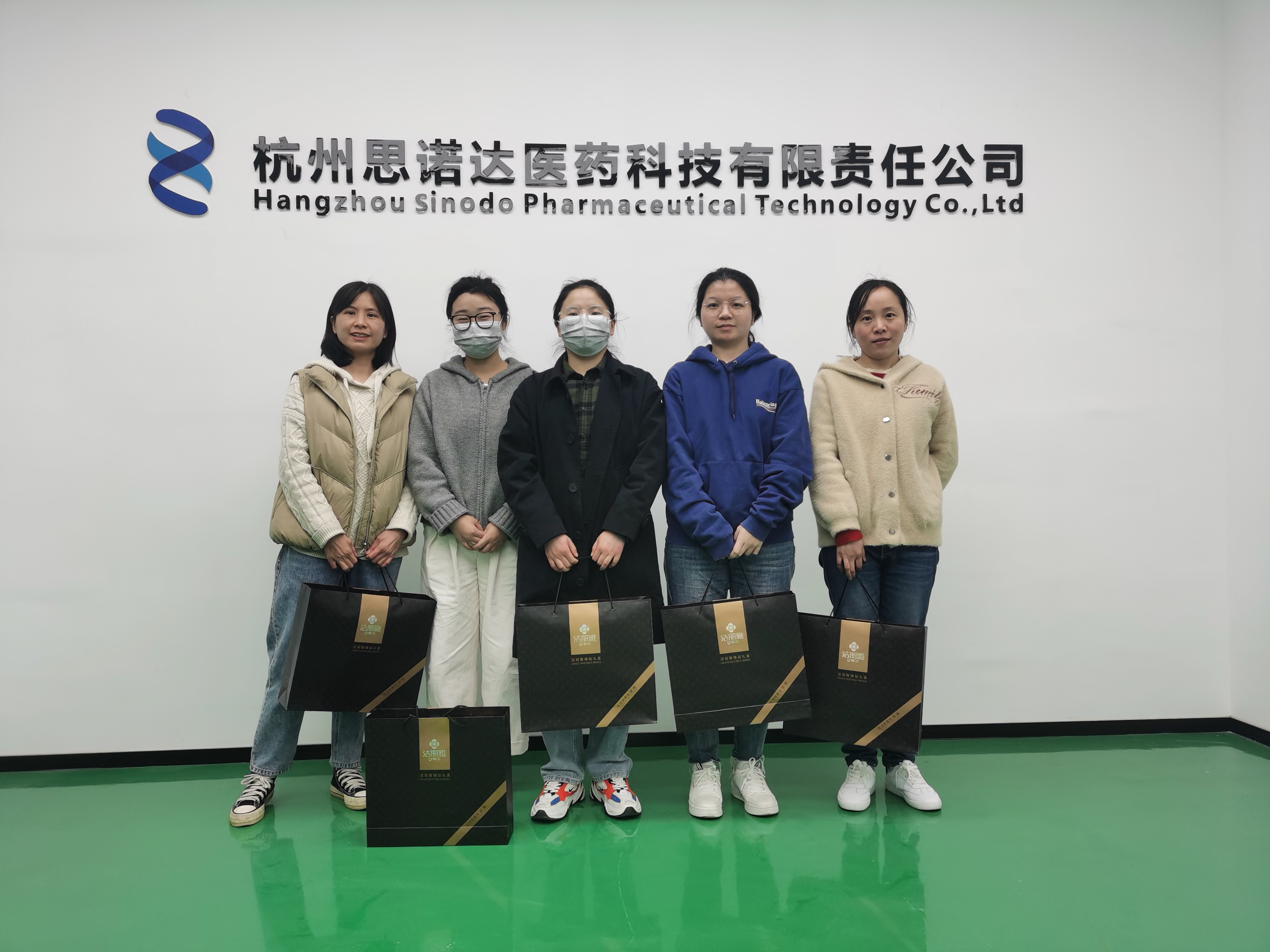 公司為女員工慶祝三八婦女節(jié)！